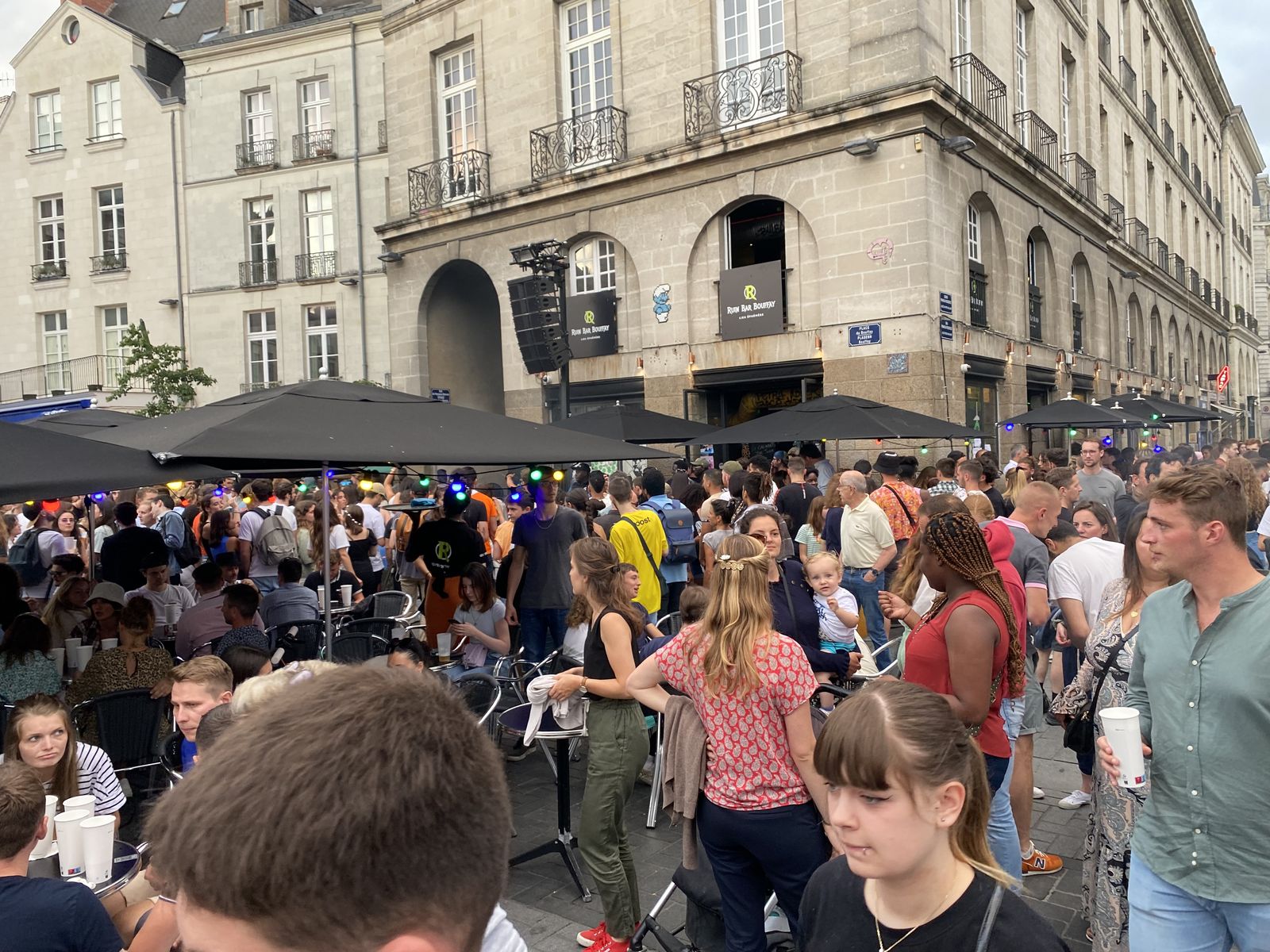 La place du Bouffay à Nantes, animée en fin de journée.