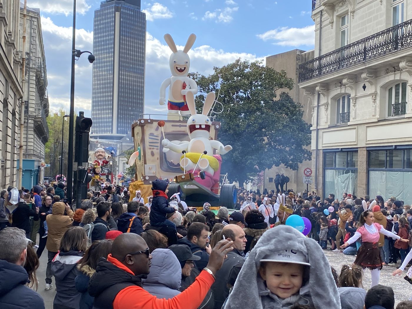 Carnaval de Nantes : une foule en fête dans les rues.