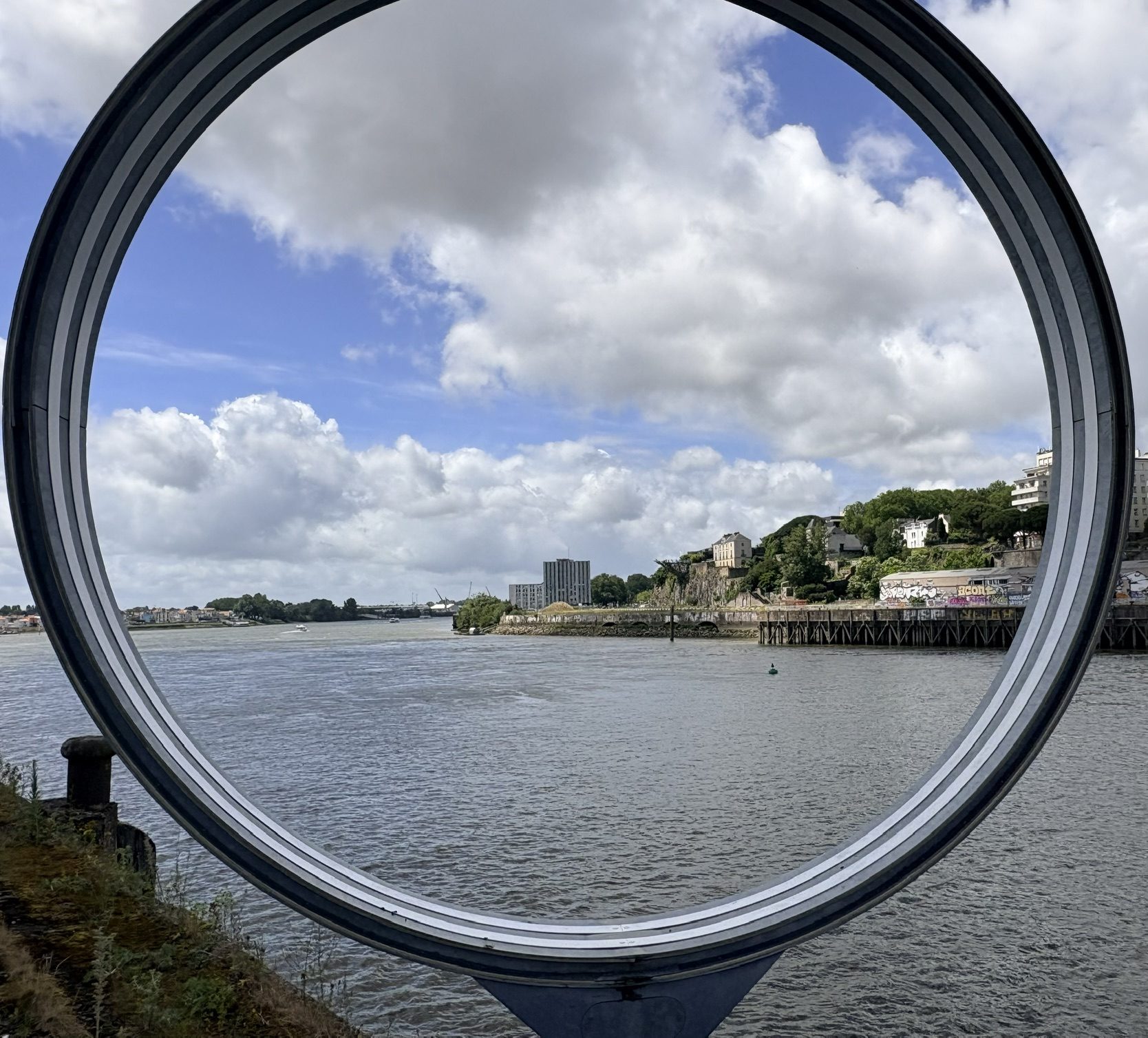 Les Anneaux de Buren sur les bords de Loire, à Nantes